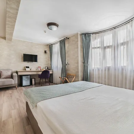 Castle Franco 酒店 2*