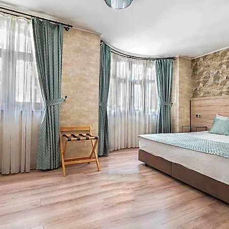 מלון Castle Franco