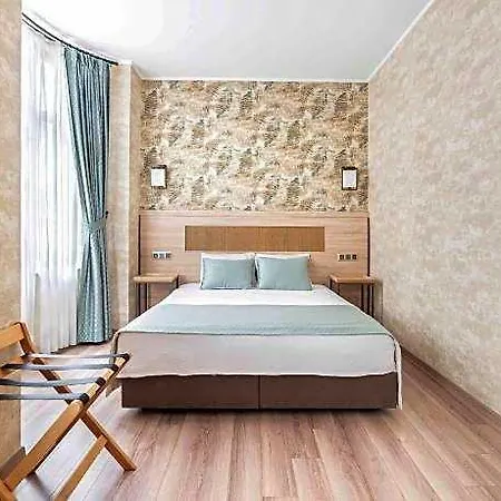 מלון Castle Franco 3*